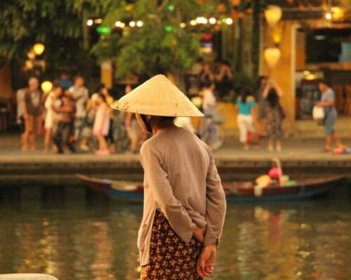 Kobieta w tradycyjnym kapeluszu - Szkoła gotowania w Wietnamie