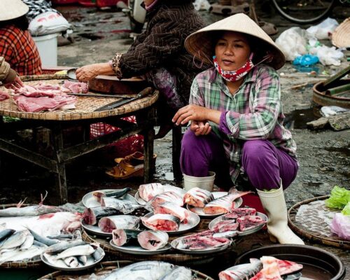 Sprzedawczyni na targu rybnym - Szkoła gotowania w Wietnamie