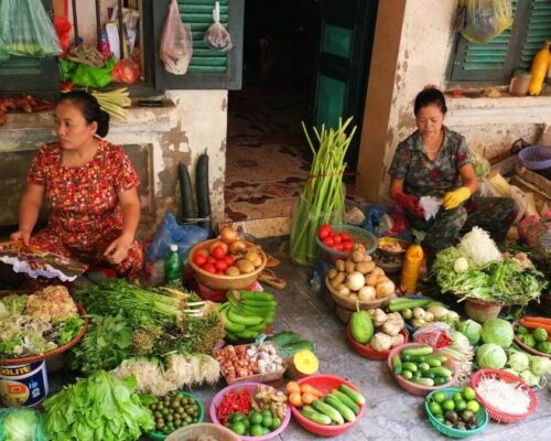 Targ warzywny na ulicy - Turystyka kulinarna w Wietnamie