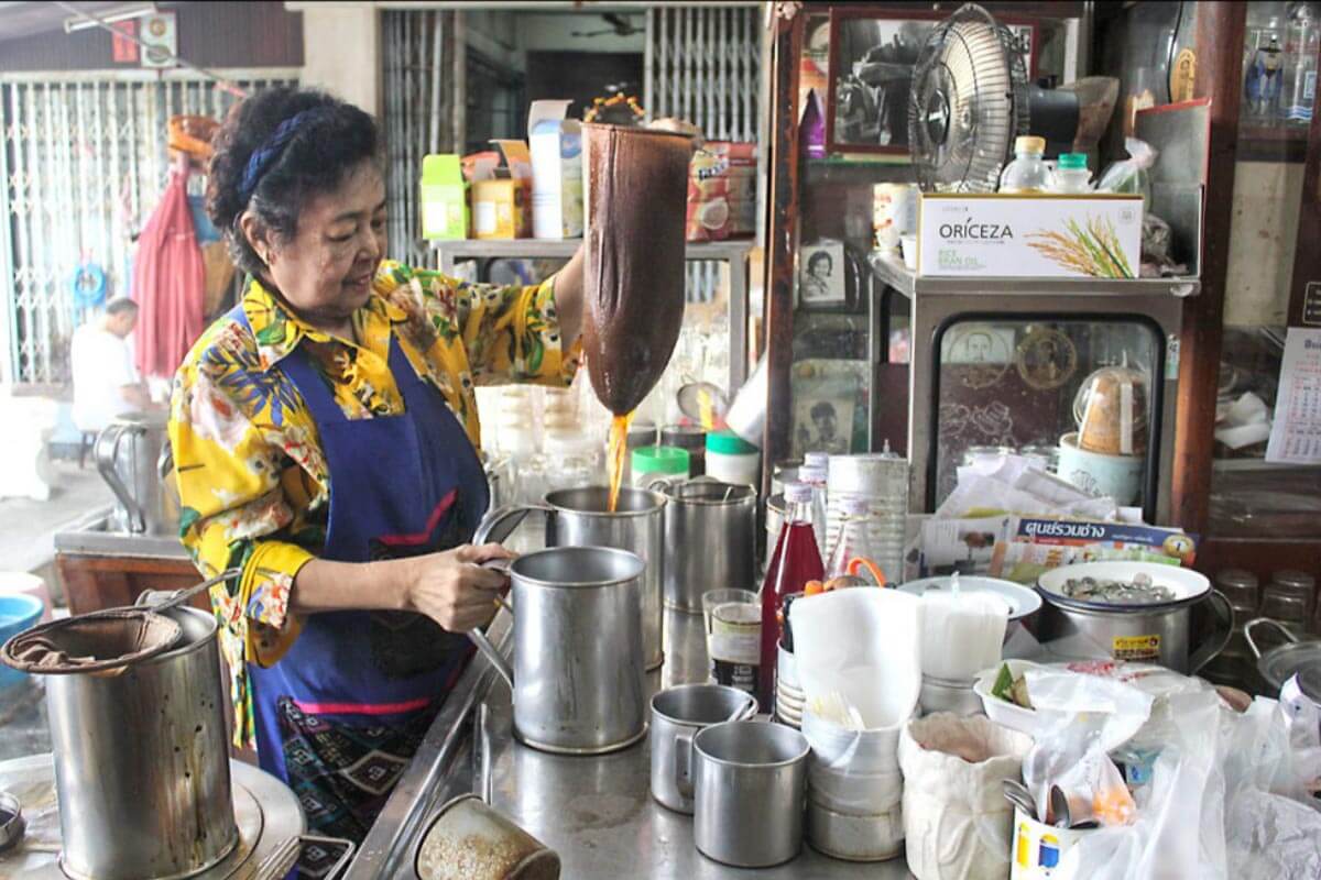 Turystyka kulinarna w Tajlandii - Uliczna sprzedawczyni na straganie