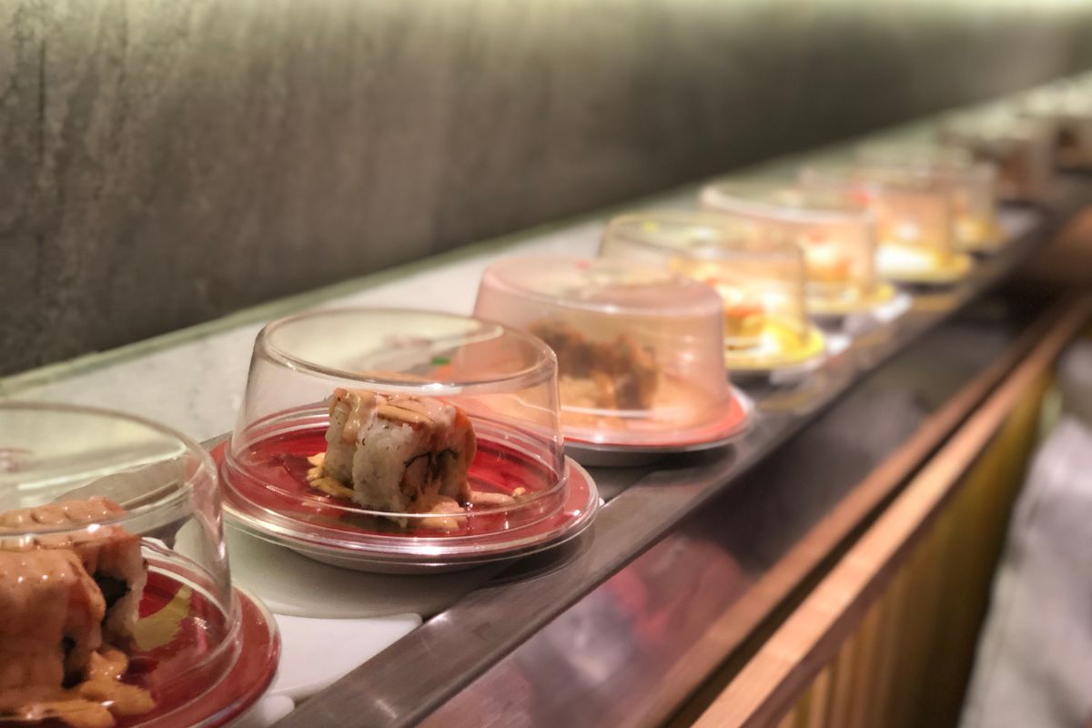Sushi z taśmy - japońska restauracja