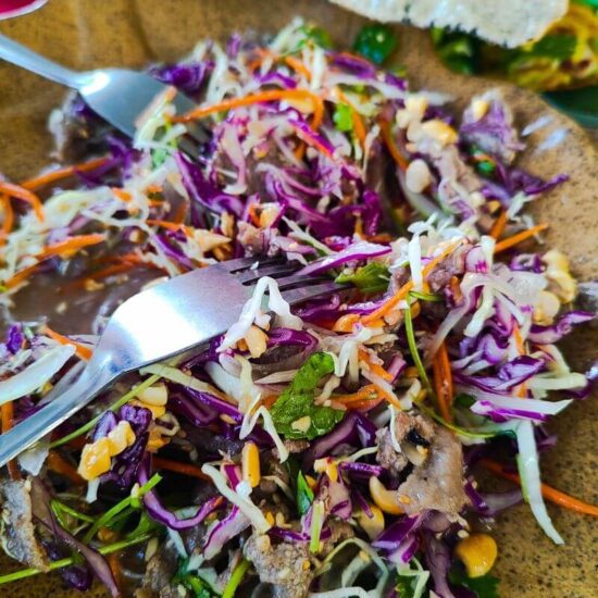 Sałatka z wołowiną i kwiatami bananowca