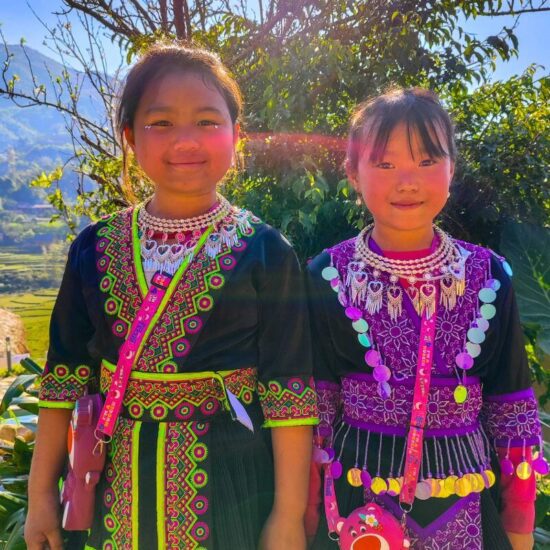 Dziewczynki z grupy etnicznej Hmong