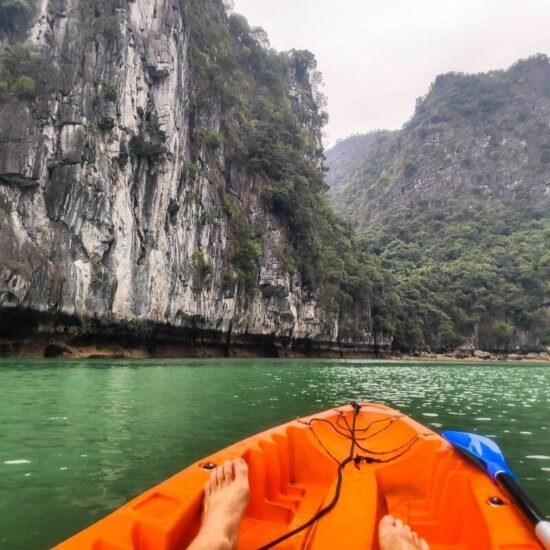 Pływanie kajakiem po zatoce Ha Long